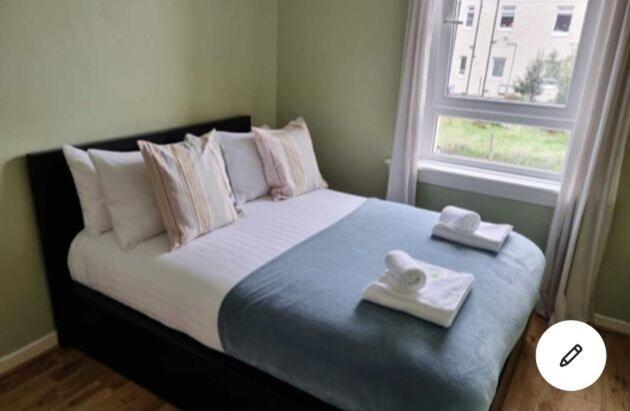 Pass The Keys Cozy Two Bed Flat Near Glasgow Airport & Paisley Extérieur photo