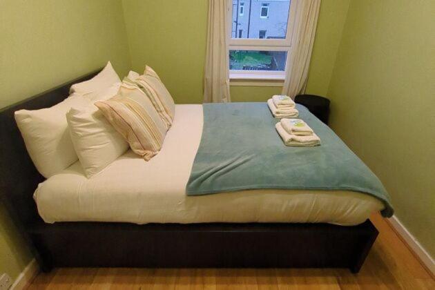 Pass The Keys Cozy Two Bed Flat Near Glasgow Airport & Paisley Extérieur photo